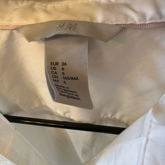 H&M button up white blouse. Like new condition. Size 6. - Picture 3 of 3